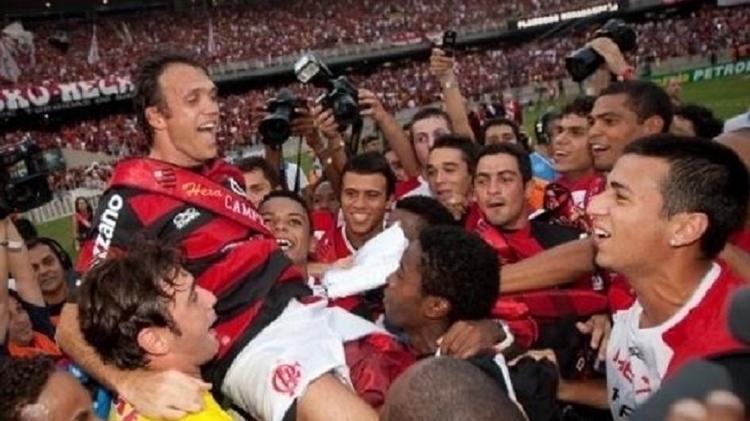 Petkovic é carregado pelos colegas após conquista de título do Brasileirão pelo Flamengo em 2009