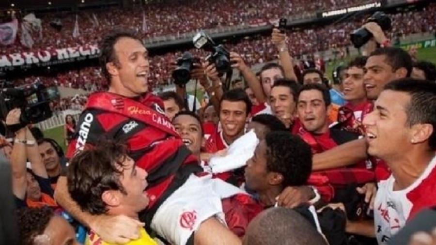 Petkovic é carregado pelos colegas após conquista de título do Brasileirão pelo Flamengo em 2009 - Ricardo Nogueira/Folha