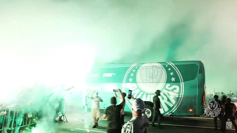 Recepção ao ônibus do Palmeiras antes do jogo contra o River Plate - Reprodução/TV Palmeiras