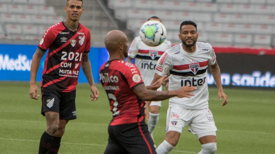 Botafogo e Athletico-PR empatam em jogo de dois dias pelo Brasileirão; veja  gols