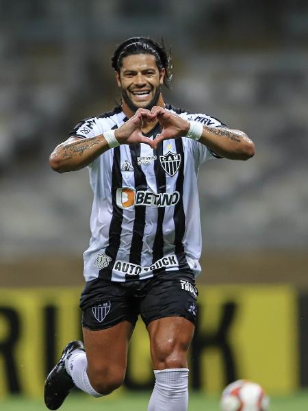 Hulk, com as mãos, fez o gesto do coração para comemorar seu primeiro gol pelo Galo - Pedro Souza/Atlético-MG