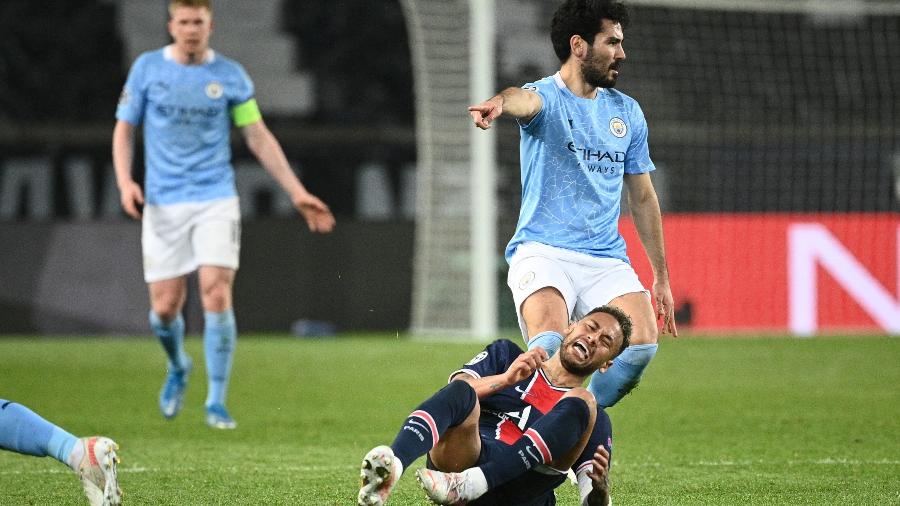 Neymar e Gundogan durante a primeira semifinal entre PSG e Manchester City - ANNE-CHRISTINE POUJOULAT/AFP