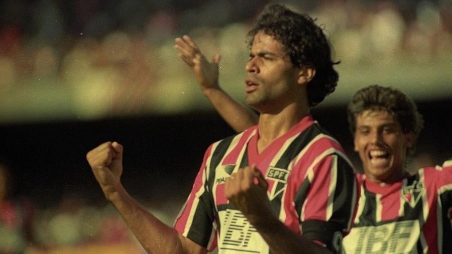 Raí, do São Paulo, comemora gol contra o Corinthians, no Paulista de 1991 - Arquivo/Folhapress