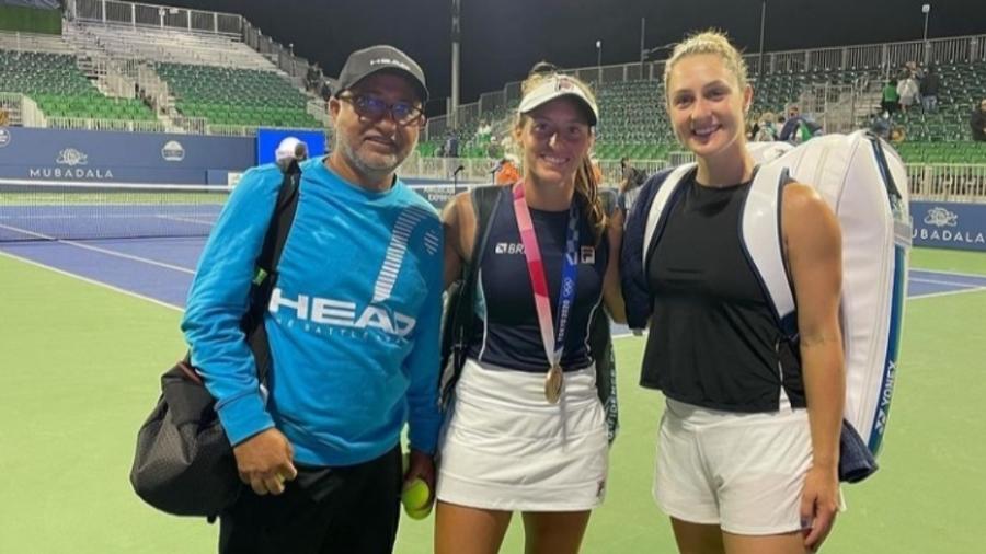 Tenistas Luisa Stefani e Gabriela Dabrowski com o técnico indiano Sanjay Singh - Divulgação