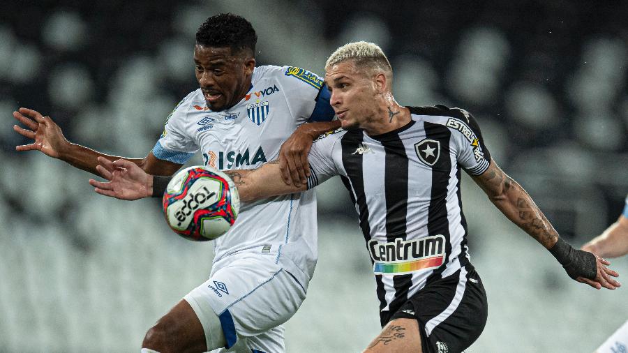 Rafael Navarro disputa bola com Betão em jogo do Botafogo contra o Avaí pela Série B - Jorge Rodrigues/AGIF