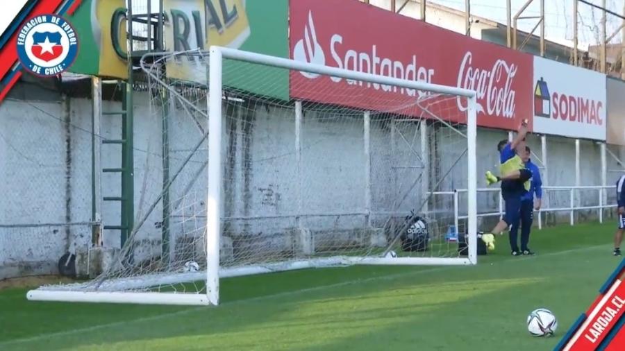 Isla, do Flamengo, brilha como goleiro em treino da seleção chilena - Reprodução/Twitter