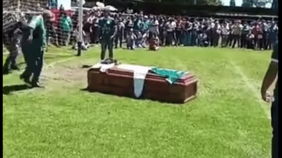 Atacante chileno foi homenageado em seu funeral por ex-companheiros do clube do bairro - Reprodução/Instagram