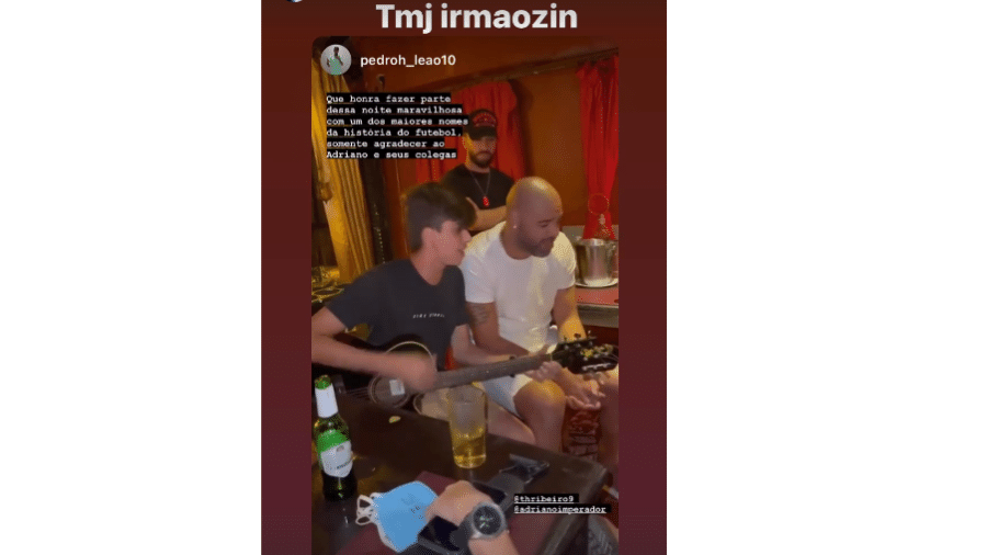 Adriano Imperador fez a alegria dos fãs ao cantar em um bar em Búzios, no Rio de Janeiro - Reprodução/Instagram