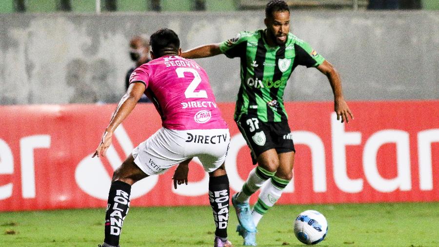 Everaldo, do América-MG, em ação contra o Independiente Del Valle pela Libertadores - Fernando Moreno/AGIF