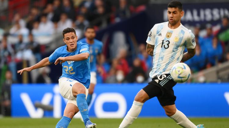 Mike Hewitt / Getty Images - Mike Hewitt / Getty Images - Obligado a trabajar para Raspattori Martínez durante el partido de Argentina contra Italia.
