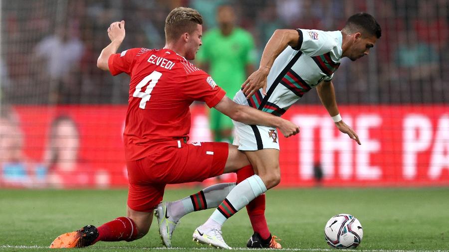 Jogadores de Suíça e Portugal brigam pela bola durante jogo válido pela Liga das Nações - Denis Balibouse/Reuters