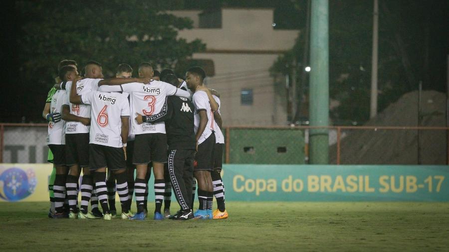 Time sub-17 do Vasco reunido antes do duelo com o Fluminense, pela Copa do Brasil da categoria - Matheus Lima / Vasco