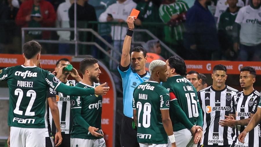 Danilo foi expulso após entrada dura em Zaracho durante Palmeiras x Atlético-MG - Marcello Zambrana/AGIF