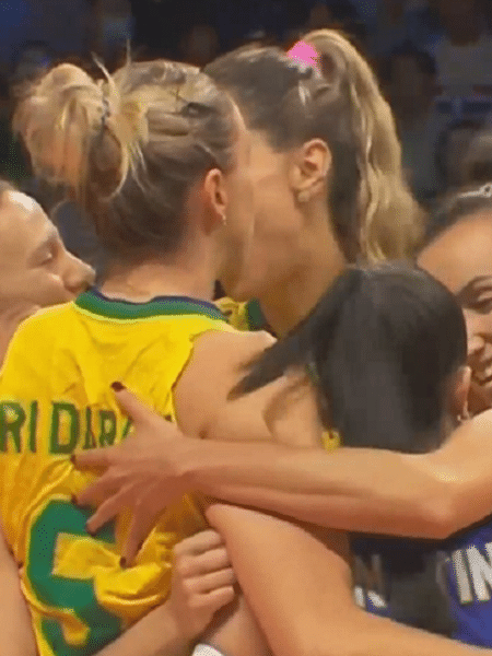 Jogadoras do Brasil durante jogo contra a China no Mundial de vôlei feminino - Reprodução/SporTV