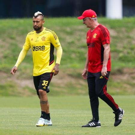 Dorival Júnior conversa com Vidal durante treino do Fla antes do embarque para a final da Copa do Brasil - Gilvan de Souza / Flamengo