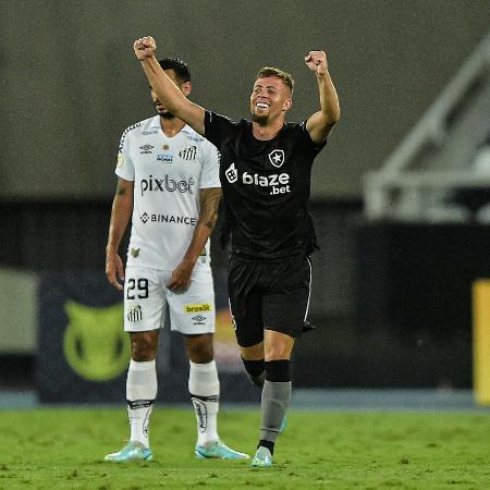  Lucas Fernandes, do Botafogo, comemora seu gol durante partida contra o Santos  pelo Brasileirão - THIAGO RIBEIRO/AGIF - AGÊNCIA DE FOTOGRAFIA/ESTADÃO CONTEÚDO