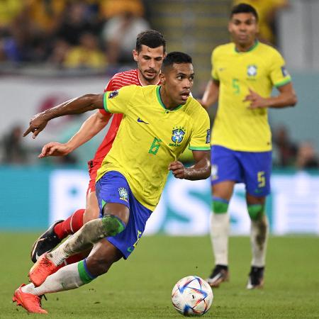 Alex Sandro durante Brasil x Suíça: ele saiu machucado aos 41 do segundo tempo - Fabrice Coffrini/AFP