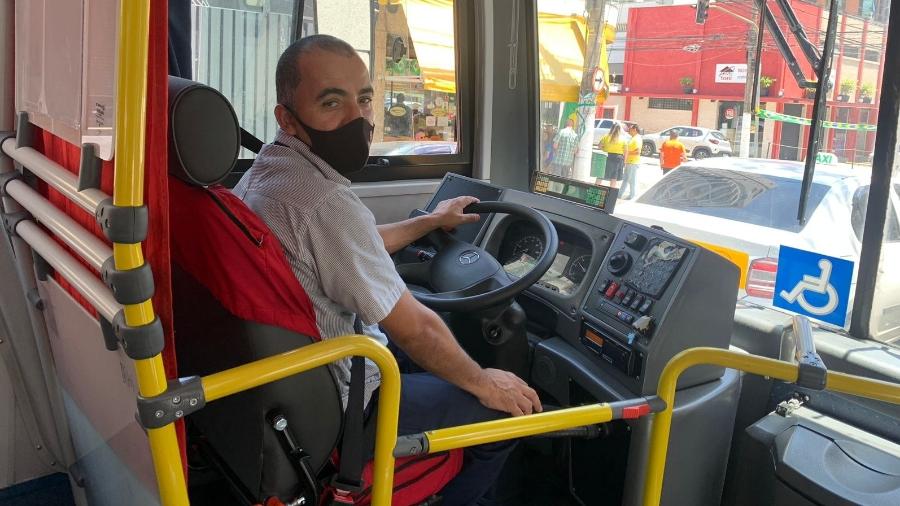 O motorista Manoel Edivânio dirige ônibus da linha mais longa de SP - Camila Corsini/UOL