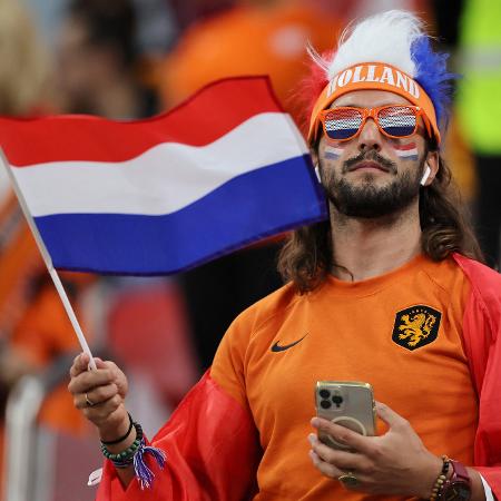 Torcedor da Holanda no Estádio Al-Bayt em partida contra o Qatar na Copa do Mundo de 2022 - KARIM JAAFAR / AFP
