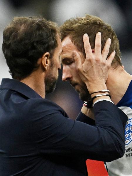 Gareth Southgate consola Harry Kane após eliminação da Inglaterra na Copa. - DYLAN MARTINEZ/REUTERS