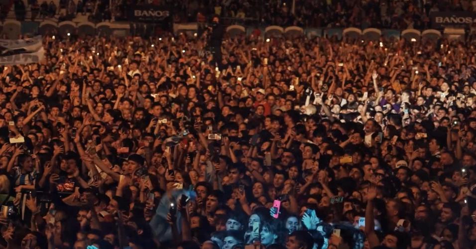 Argentinos cantaram a 'canção oficial da Copa' durante show do rapper Wos