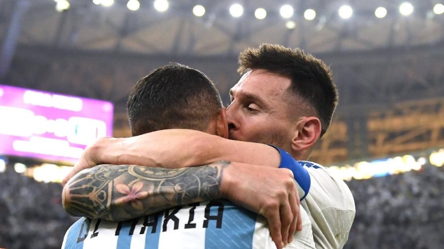 Messi beija Di Maria após a Argentina vencer a França na final da Copa do Mundo