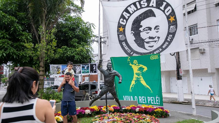 Estátua de Pelé no canal 5 de Santos concentrou homenagens após a morte do Rei - Marcelo Justo/UOL