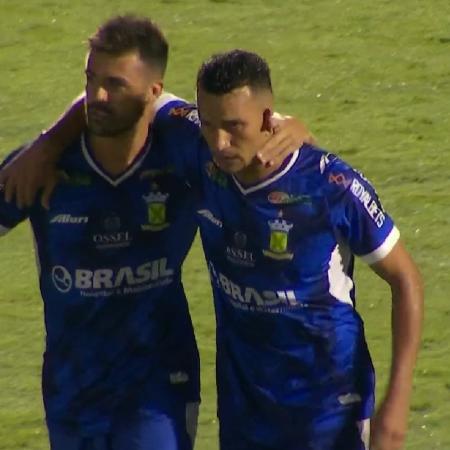 Léo Ceará, de pênalti, marcou o único gol da partida disputada em Bragança Paulista - Reprodução/Premiere