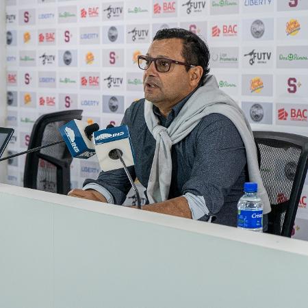 Técnico Jeaustin Campos foi demitido do Deportivo Saprissa por racismo contra atleta - Reprodução/Facebook