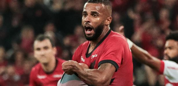 Corinthians negocia contratação de Alex Santana, do Athletico