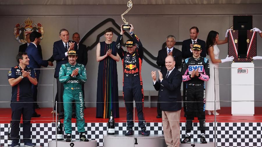 Max Verstappen levanta troféu após vencer o GP de Mônaco de F1 - Ryan Pierse/Getty Images