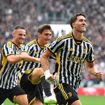 Vlahovic comemora o segundo gol da Juventus contra a Lazio no Campeonato Italiano