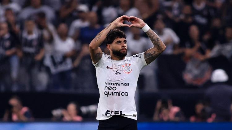 Yuri Alberto celebra gol pelo Corinthians contra o Fortaleza na Sul-Americana