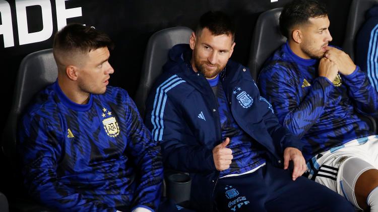 Messi começou a partida da Argentina contra o Paraguai no banco de reservas
