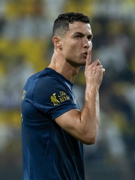 Cristiano Ronaldo manda torcida rival fazer silêncio após ouvir gritos de 'Messi' em jogo do Al-Nassr
