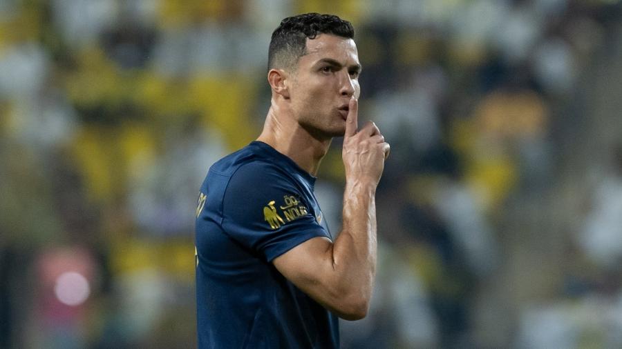 Cristiano Ronaldo manda torcida rival fazer silêncio após ouvir gritos de "Messi" em jogo do Al-Nassr - Mohammed Saad/Getty