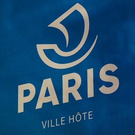 Logo em Paris escrito "cidade-sede" para as Olimpíadas de 2024