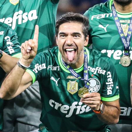 Abel Ferreira, do Palmeiras, com medalha de campeão brasileiro de 2023