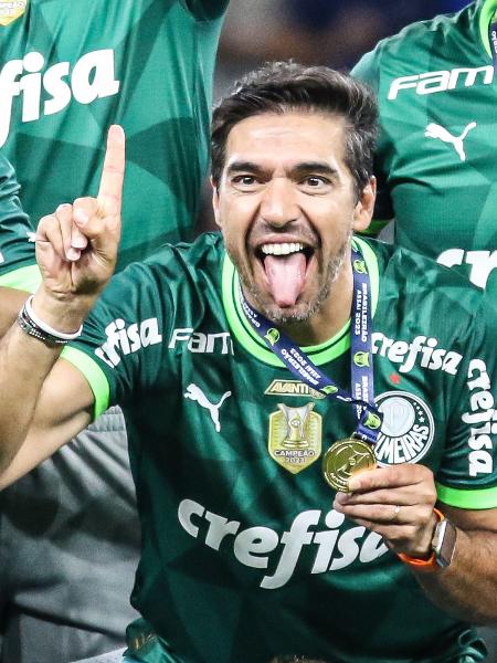 Abel Ferreira, do Palmeiras, com medalha de campeão brasileiro de 2023 - Fábio Barros/Agência Estado