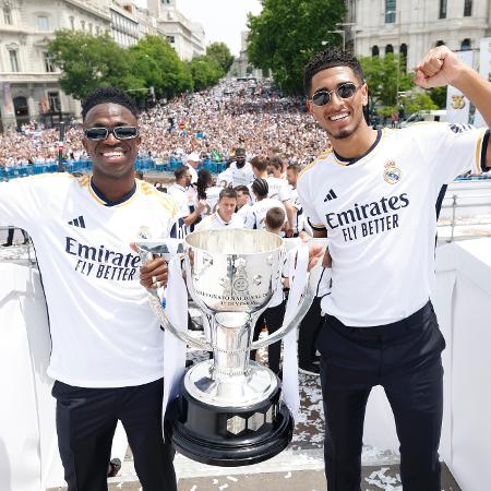 Vinicius Jr. e Bellingham com a taça de campeão espanhol do Real Madrid