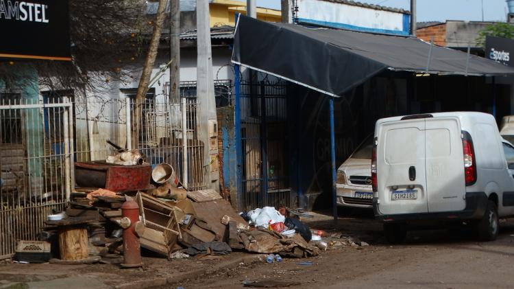 Lixo acumulado em ruas próximas da Arena