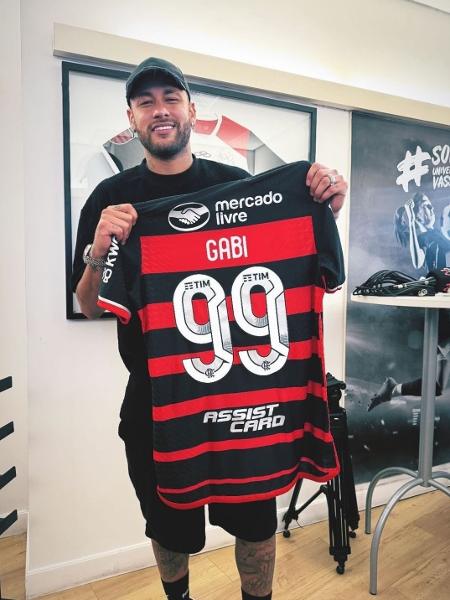 Neymar posa com a camisa do Flamengo durante jogo no Maracanã