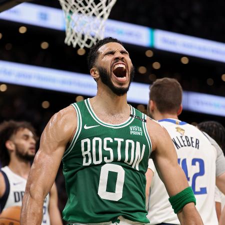 Jayson Tatum, do Boston Celtics, comemora cesta marcada contra o Dallas Mavericks no jogo 5 das finais da NBA Jayson Tatum, do Boston Celtics, comemora cesta marcada contra o Dallas Mavericks no jogo 5 das finais da NBA