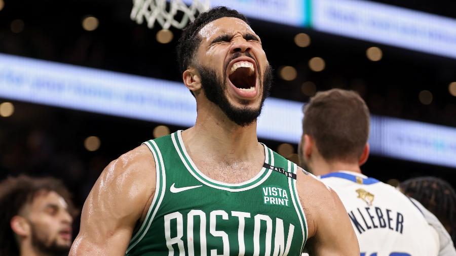 Jayson Tatum, do Boston Celtics, comemora cesta marcada contra o Dallas Mavericks no jogo 5 das finais da NBA Jayson Tatum, do Boston Celtics, comemora cesta marcada contra o Dallas Mavericks no jogo 5 das finais da NBA