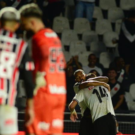 Jogadores do Vasco comemoram gol sobre o São Paulo, pelo Brasileirão