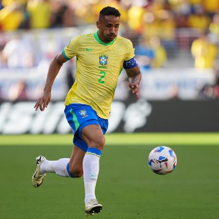 Danilo em ação durante Brasil x Colômbia, partida da Copa América