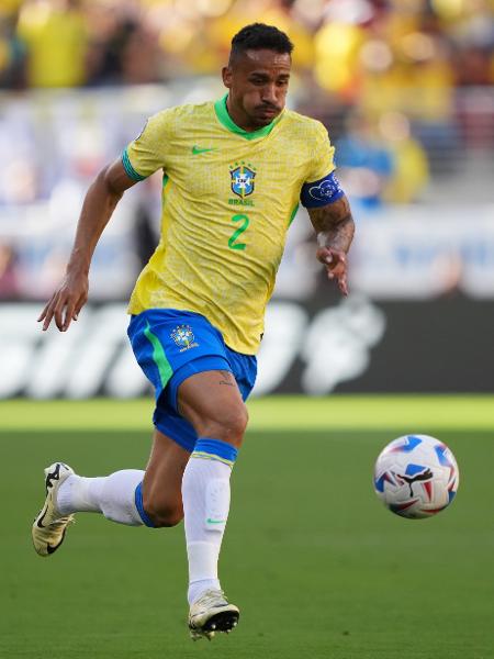 Danilo em ação durante Brasil x Colômbia, partida da Copa América