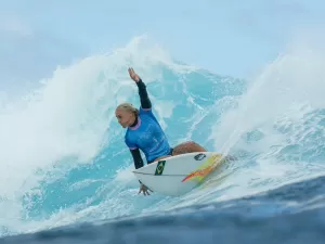 Tatiana Weston-Webb bate número um do mundo e avança às quartas no surfe