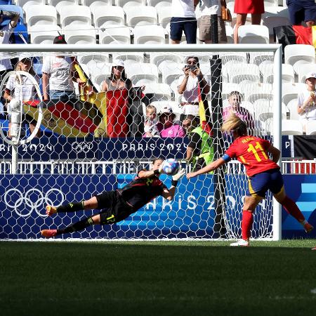 Ann-Katrin Berger, da Alemanha, defende pênalti de Alexia Putellas, da Espanha, em disputa pelo bronze nas Olimpíadas de Paris