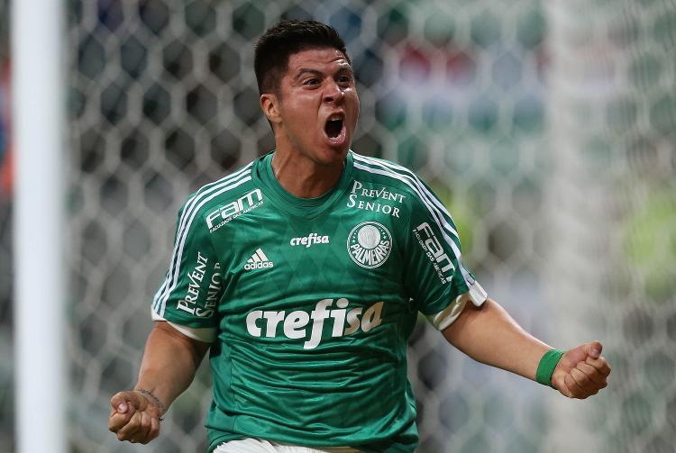 Cristaldo em ação pelo Palmeiras em 2015